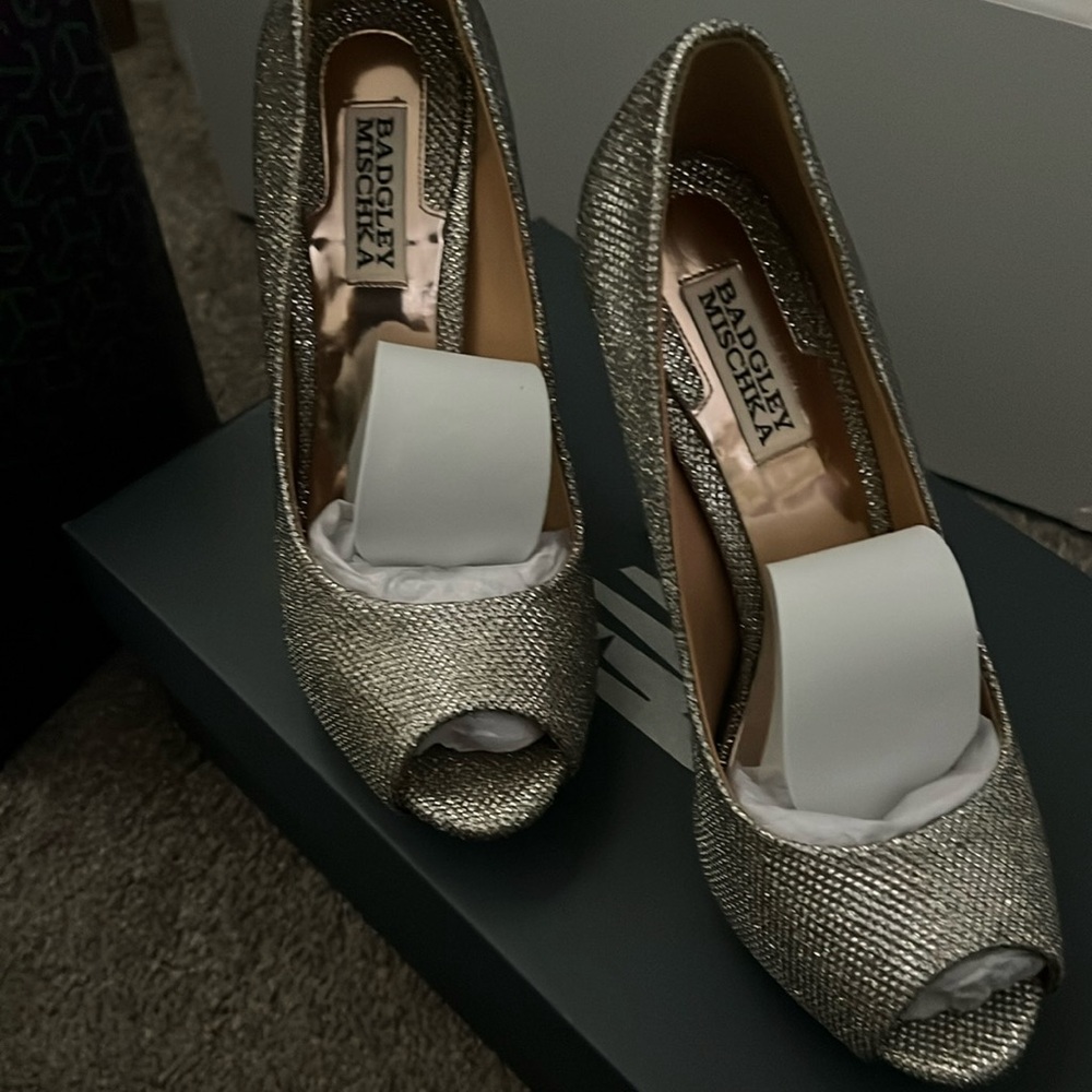 Badgley Mischka Lust Platform Peep toe Pumps color Platino size 7.5